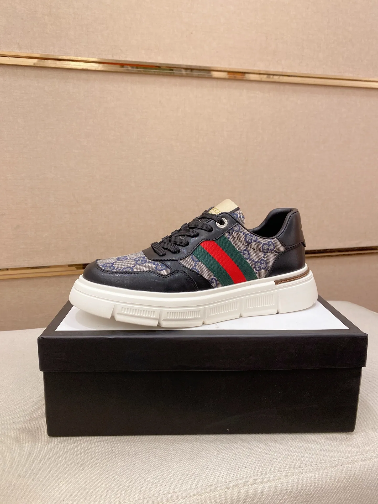 Men's shoes💰 420💰The new GUCCI (Gucci) counters are launched simultaneously. The new men's shoes, 😘fabrics are selected from imported cowhide, and the lining is sheepskin lining. 👍🏿 High-end ☄️ air-cushion molded anti-slip rubber outsole, exquisite lines, simple and elegant, comfortable and high-end for leisure travel. Code number: 38 to 44 (45 can be customized and cannot be returned or exchanged)